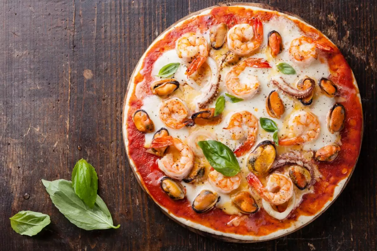 seafood-italian-pizza1.webp