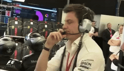 toto-wolff-mercedes-f1.gif