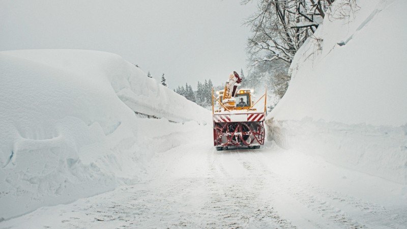 snowplow-hokkaido-snow-powder.jpg