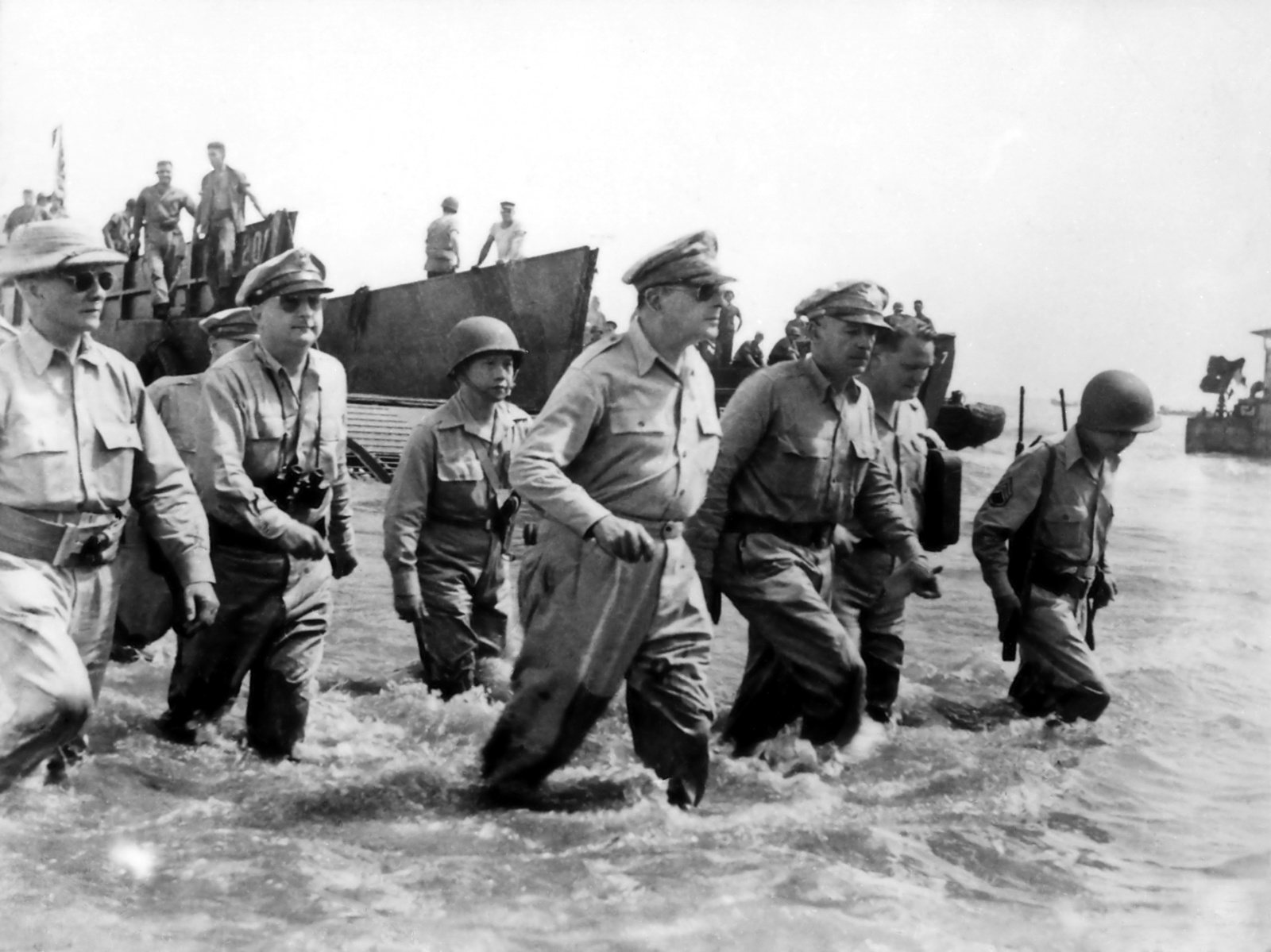 Douglas_MacArthur_lands_Leyte1.jpg