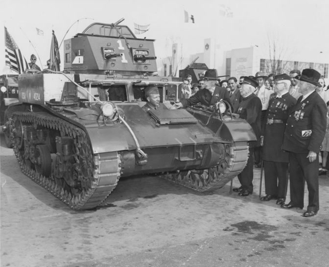 Army_veterans_inspect_a_M1_Combat_Car_at_the_1939_World%27s_Fair_in_New_York_City.jpg