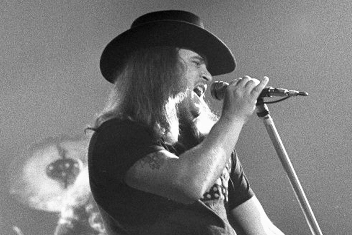 ronnie-van-zant-singing.jpg