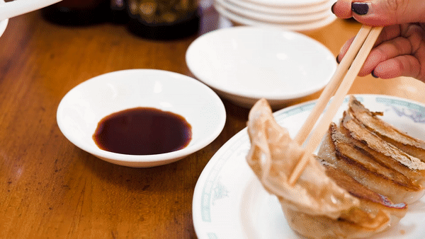 GYOZA-NO-OHSHO_DIPPING.gif
