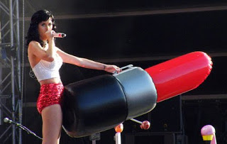 Katy-Perry-giant-lipstick.jpg