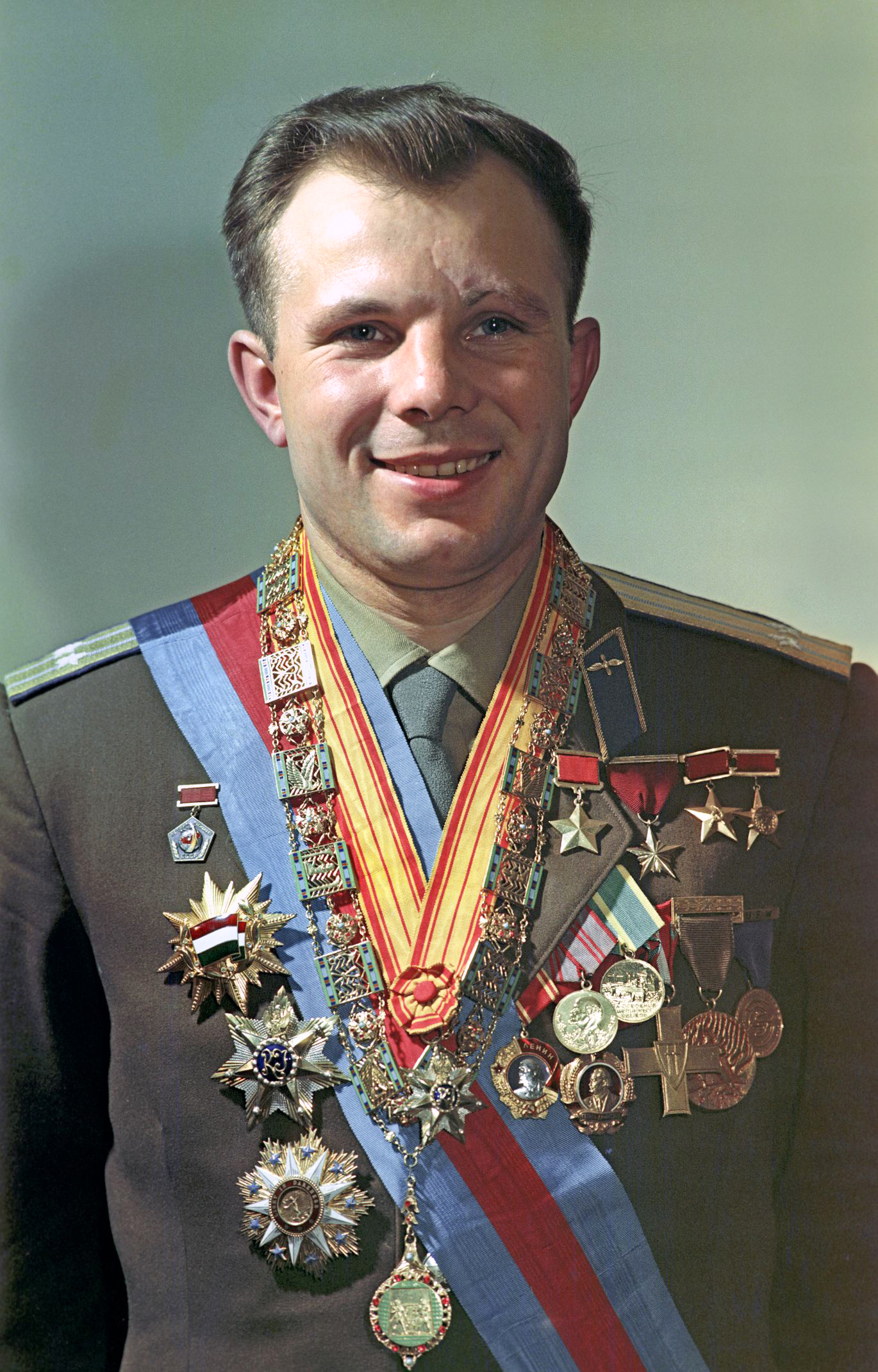 Yuri_Gagarin_with_awards_%282%29.jpg