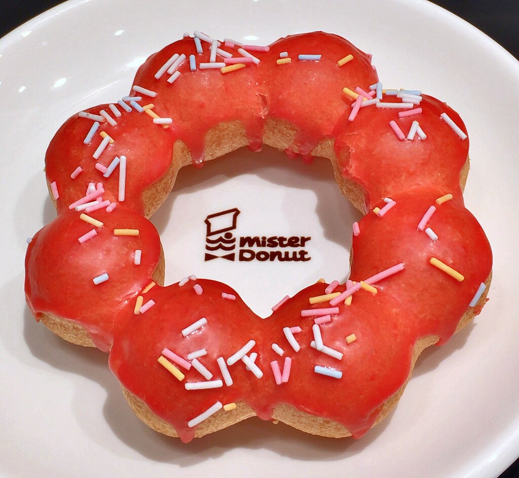 1024px-Pon_de_wreath_strawberry_flavor_of_Mister_Donut_in_Japan.jpg