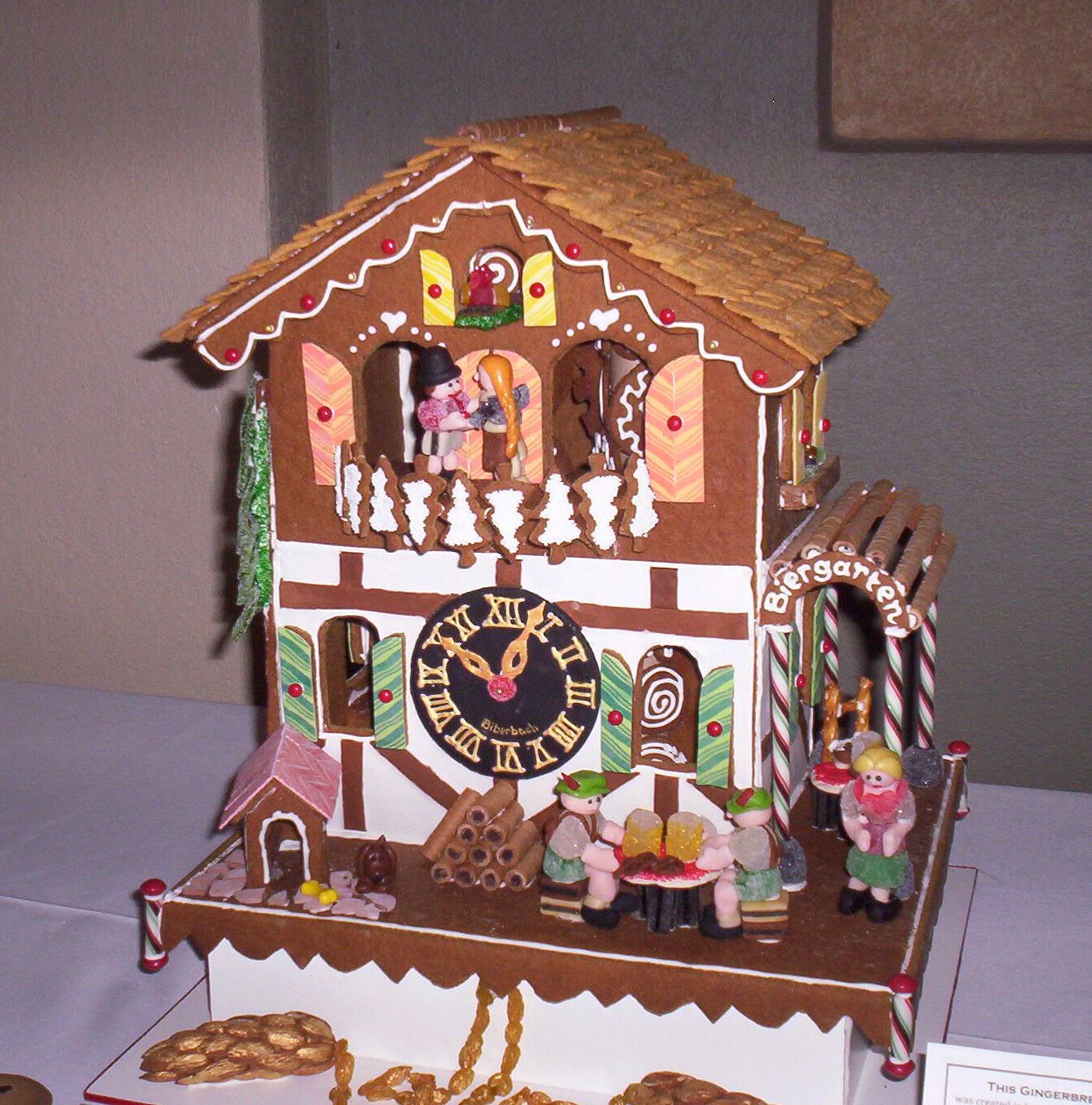 Gingerbread_house_with_clock.jpg