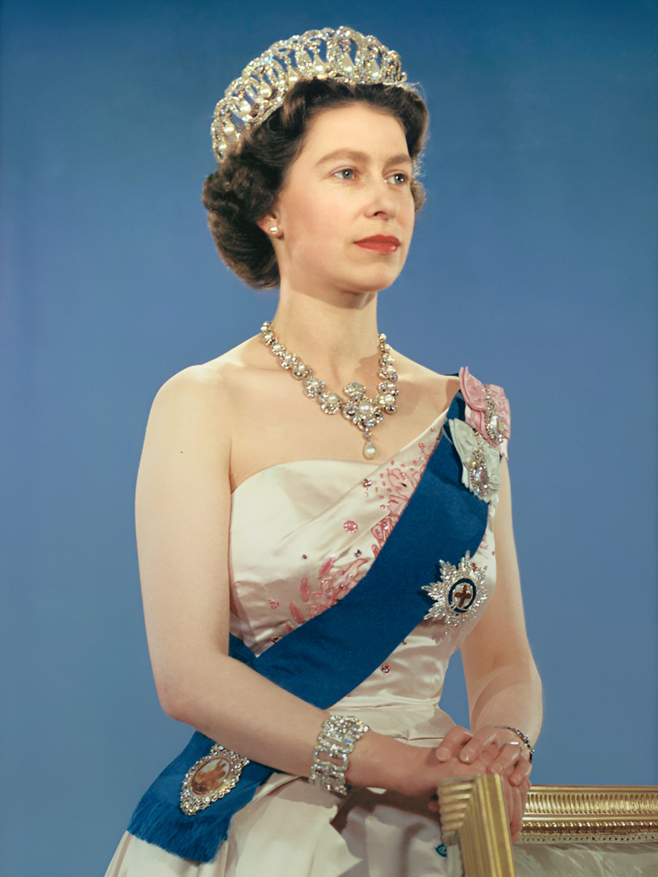 Queen_Elizabeth_II_official_portrait_for_1959_tour_%28retouched%29_%28cropped%29_%283-to-4_aspect_ratio%29.jpg